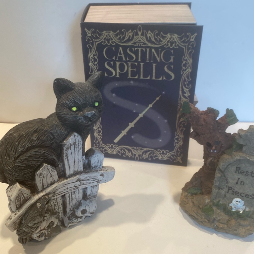 NWT & Vintage Set of Heavy Resin Cat figure, Tombstone, and “Casting Spells” box